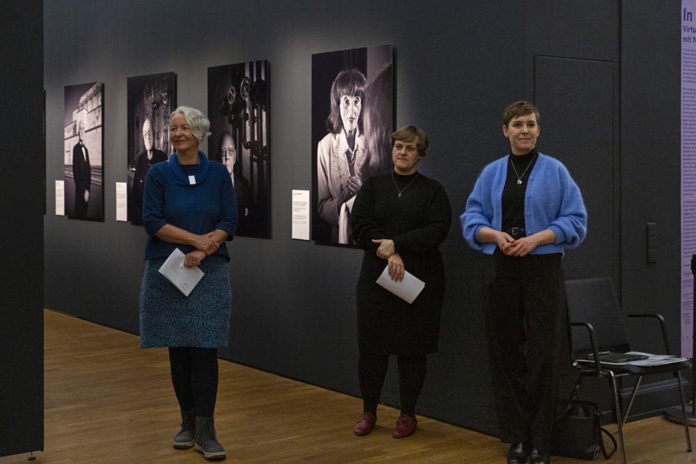 Drei Frauen (Katja Lembke, Johanna Schüller und Katja Melzer) stehen in der Ausstellung KZ Überlebt.