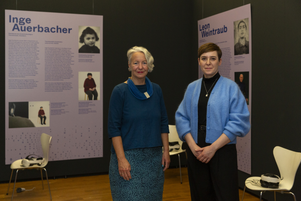 Zwei Frauen (Katja Lembke und Katja Melzer) stehen in der Ausstellung KZ überlebt.