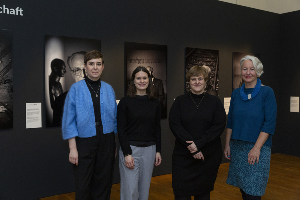 Vier Frauen (Katja Melzer, Frauke Schilling, Johanna Schüller und Katja Lembke) stehen in der Ausstellung KZ überlebt.