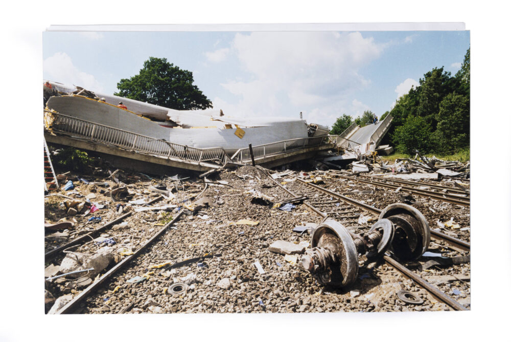 Foto einer zerstörten Autobahnbrück und darunter liegenden Bahngleisen.