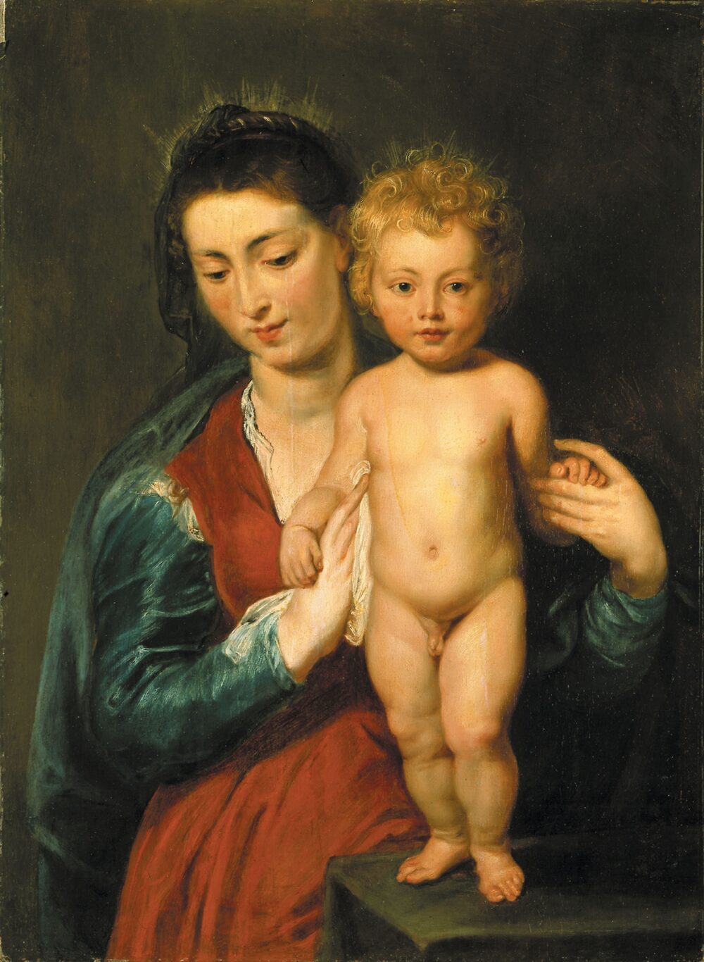 Das Gemälde zeigt Madonna mit gesenktem Blick, die ein stehendes Kind auf einer erhöhten Oberfläche an den Händen hält. Das Kind blickt die Betrachtenden an.