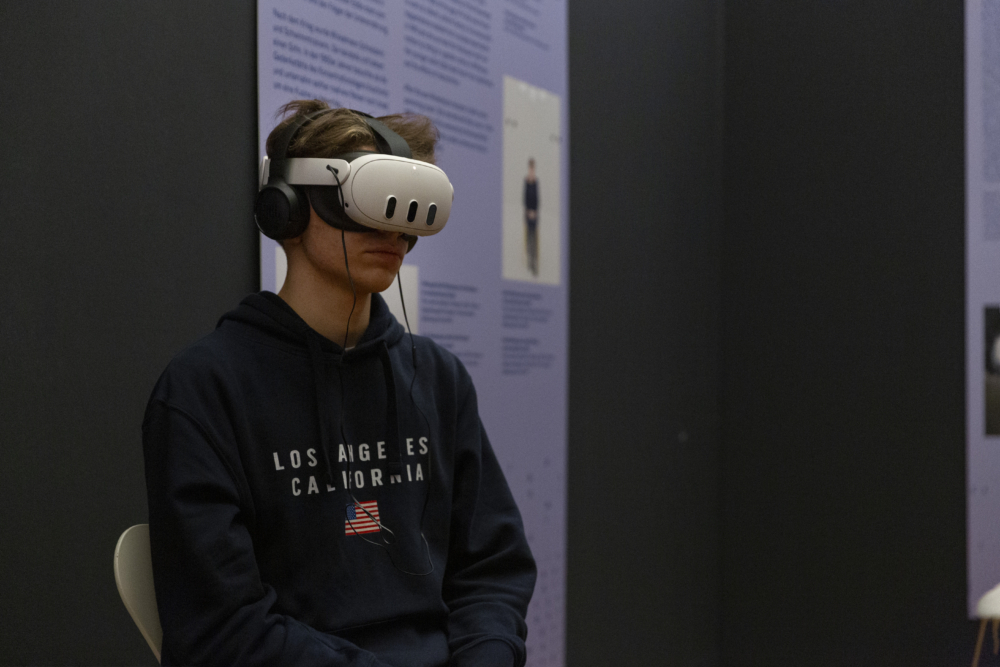 Ein Schüler mit VR Brille.